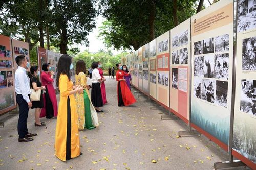 300 tư liệu tại Trưng bày 'Học tập và làm theo tư tưởng, đạo đức, phong cách Hồ Chí Minh'