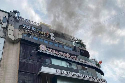 Dập tắt đám cháy trên nóc tòa nhà 'Hàm cá mập'