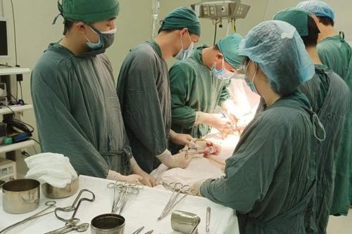 Cấp cứu thành công bệnh nhân bị đứt ruột do va đập vào ống cống bê tông