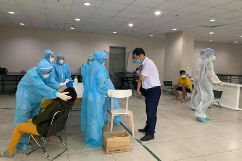 4 người sống cùng bệnh nhân COVID-19 đã âm tính lần 1 với SARS-CoV-2