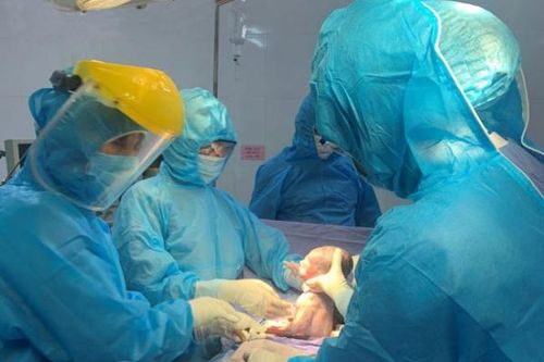 Mổ cấp cứu sản phụ chuyển dạ trong khu phong tỏa ở Đà Nẵng