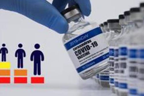 Anh: Người trên 50 tuổi được tiêm liều vaccine thứ 3