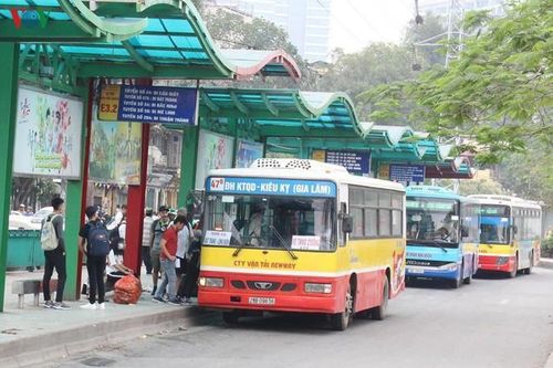 Bắt quả tang 3 đối tượng 'móc' điện thoại của khách đi xe buýt