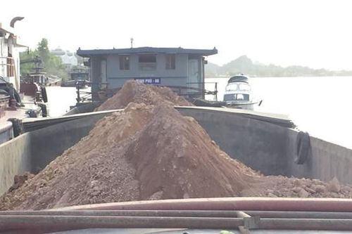 Quảng Ninh: Bắt giữ tàu vận chuyển đất không rõ nguồn gốc