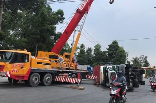 Bình Dương: Ôm cua gấp, xe container lật nhào trong khu công nghiệp Sóng Thần