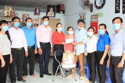 Mặt trận TP Hồ Chí Minh thăm, tặng quà các gia đình thương binh nặng