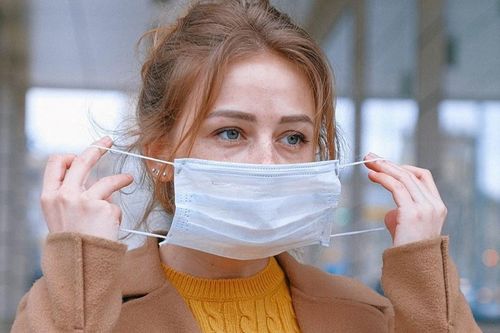 'Dù đã tiêm vaccine, tôi vẫn đeo khẩu trang'