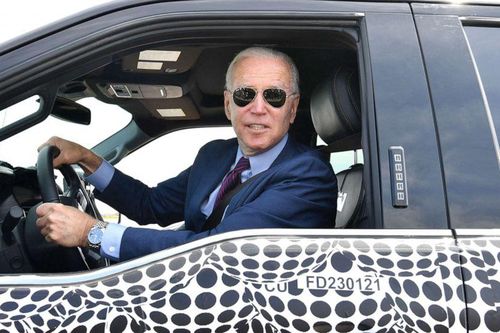 Tổng thống Mỹ Joe Biden lái thử xe bán tải điện Ford F-150