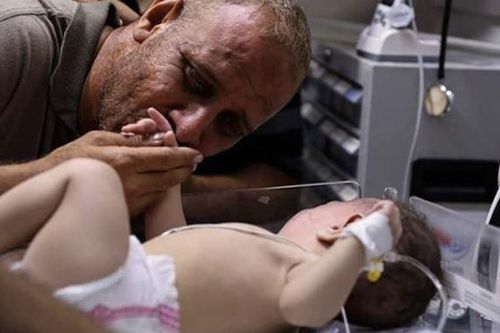 Em bé sống sót trong vòng tay người mẹ đã chết giữa đống đổ nát ở Gaza