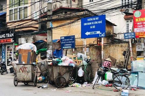 Ô nhiễm môi trường từ xe tập kết rác thải trong khu dân cư
