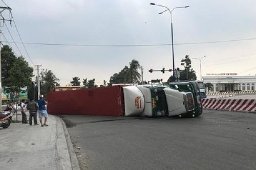 Tai nạn giao thông mới nhất hôm nay 19/5: Nam thanh niên tử vong sau cú tông vào đuôi xe tải