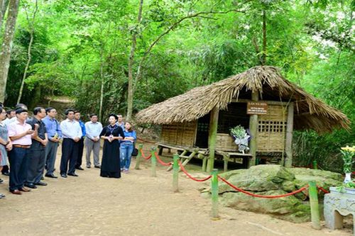 Học tập và làm theo Bác bằng những việc làm thiết thực