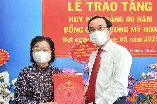 Bí thư Thành ủy TPHCM Nguyễn Văn Nên trao Huy hiệu 60 năm tuổi Đảng cho đồng chí Trương Mỹ Hoa