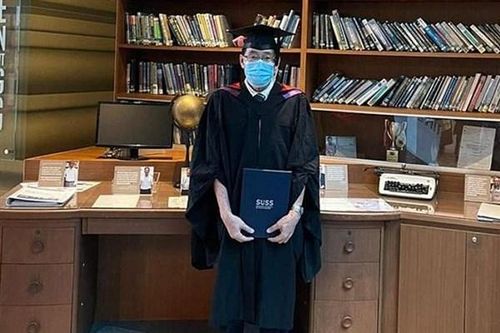 Cụ ông 72 tuổi tốt nghiệp đại học