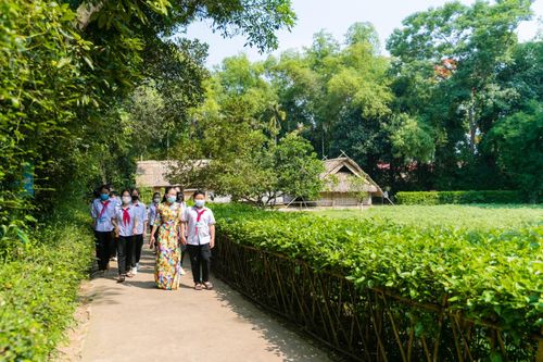 Cô trò xúc động trước những kỷ vật đơn sơ về Bác Hồ