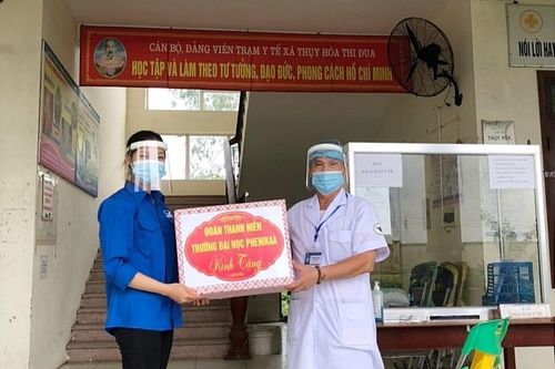 Sinh viên gửi hàng nghìn tấm chắn giọt bắn cho tuyến đầu chống dịch