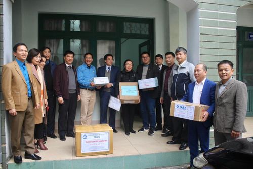 Công đoàn Giáo dục Việt Nam hỗ trợ 124 triệu đồng tới giáo viên vùng dịch