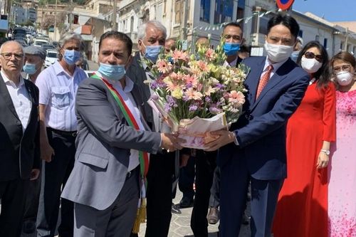 Đại sứ quán Việt Nam tại Algeria dâng hoa kỷ niệm 131 năm ngày sinh Chủ tịch Hồ Chí Minh