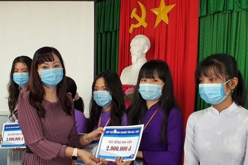 Doanh nhân Bạc Liêu đồng hành với sinh viên khó khăn trong mùa dịch Covid-19