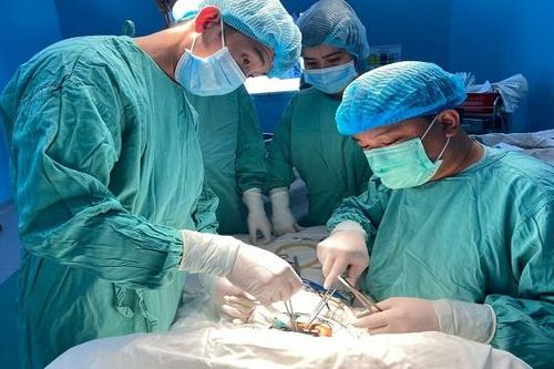 Phẫu thuật cứu bé gái sơ sinh bị teo thực quản hiếm gặp