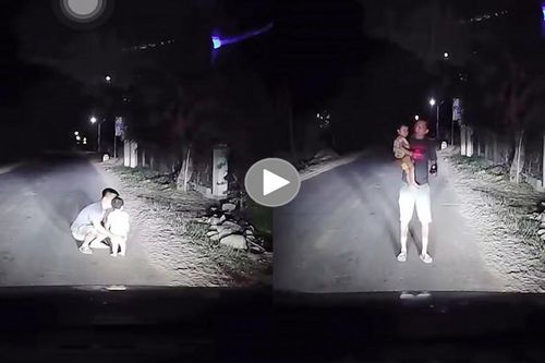 Bé 2 tuổi nửa đêm lang thang được tài xế ô tô tìm bố mẹ giúp