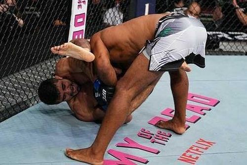 Cựu vô địch gãy tay sau đòn khóa của đối thủ