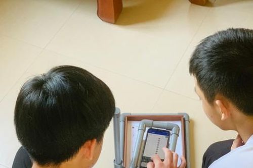 Nhóm học sinh lớp 11 chế tạo giá chấm thi trắc nghiệm
