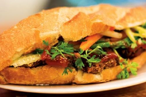 26 người ở Quảng Ngãi nhập viện cấp cứu sau khi ăn bánh mì