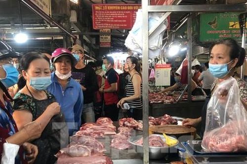 Thịt lợn hơi giảm giá, bán ra thị trường vẫn cao ngất ngưởng