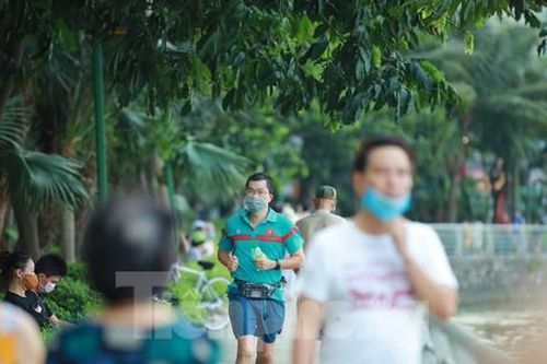 Dịch COVID-19 phức tạp, hồ Tây vẫn tấp nập người ra tập thể dục
