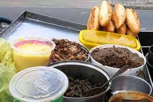 Hàng chục người bị ngộ độc nghi do ăn bánh mì