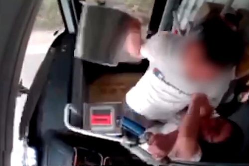 Nam hành khách bị bắt vì cầm thùng rác tấn công tài xế xe buýt