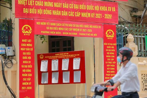 Phố phường Hà Nội rực rỡ cờ hoa chào đón ngày hội trọng đại toàn quốc