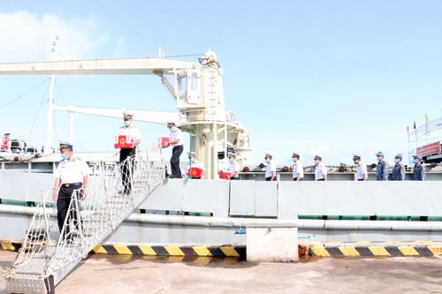 Bàn giao thùng phiếu bầu cử sớm trên biển cho bộ phận bảo mật