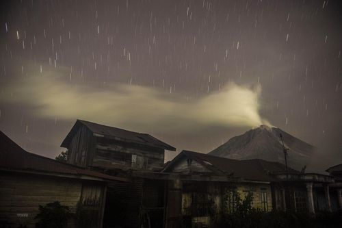 Núi lửa Sinabung tại Indonesia phun cột tro bụi cao 3.500 mét