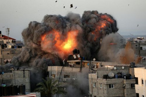 Israel mở 60 cuộc không kích Gaza, Hamas nhắm rocket vào căn cứ IAF