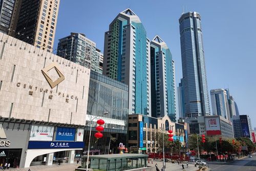 Đám đông hốt hoảng tháo chạy khi tòa nhà chọc trời ở Thâm Quyến rung lắc