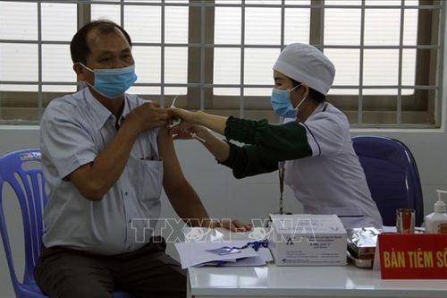 Quyết liệt tiêm phòng, cách ly các trường hợp nguy cơ cao