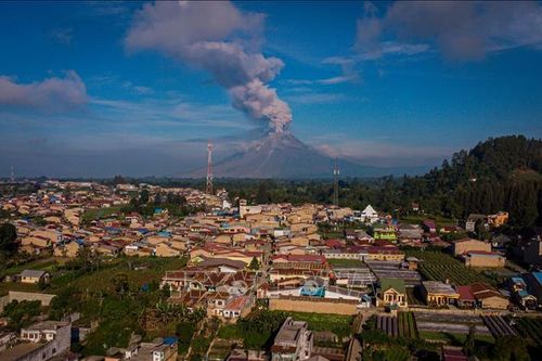 Núi lửa Sinabung tại Indonesia phun cột tro bụi cao 3.500 m