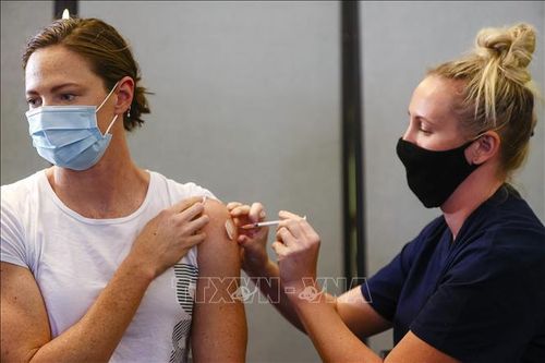 Chuyên gia y tế Australia cảnh báo làn sóng lây nhiễm mới nếu không tiêm chủng đại trà