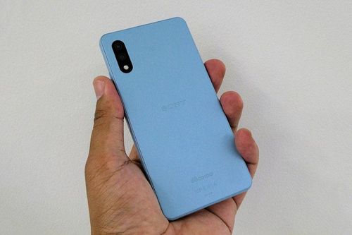 Sony giới thiệu smartphone chống nước, RAM 4 GB, pin 4.500 mAh, giá 4,65 triệu