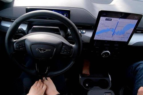 Ford nộp bằng sáng chế cho hệ thống đọc bảng quảng cáo ngoài trời