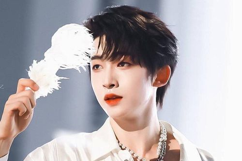 Center INTO1 - Lưu Vũ bị chế nhạo trên sóng livestream vì 'đắp cả ký phấn' lên mặt
