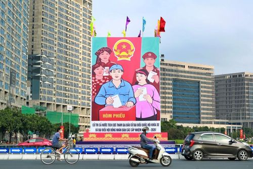 Đường phố Hà Nội rợp sắc cờ hoa, sẵn sàng chào đón ngày bầu cử, ngày hội toàn dân