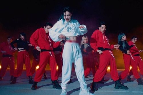 Diện áo crop-top khoe cơ bụng chắc nịch trong MV mới, Taemin (SHINee) khiến netizen tranh cãi dữ dội