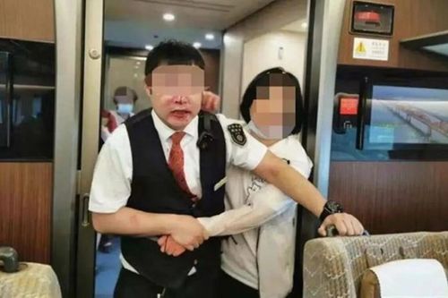 Người phụ nữ đánh nhân viên soát vé chảy máu mũi, hành động sau đó còn gây choáng hơn