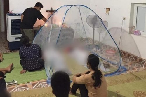 Cùng bố mẹ chèo thuyền ra sông đánh cá, thuyền lật khiến hai cháu bé tử vong thương tâm