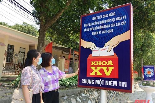 Huyện miền núi Lang Chánh rực rỡ cờ hoa, khẩu hiệu chào mừng ngày hội non sông