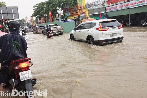 Mưa lớn gây ngập tại khu vực Cổng 11, TP.Biên Hòa