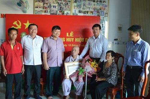 Thường trực Tỉnh ủy Đồng Tháp đến thăm và trao Huy hiệu Đảng cho đảng viên